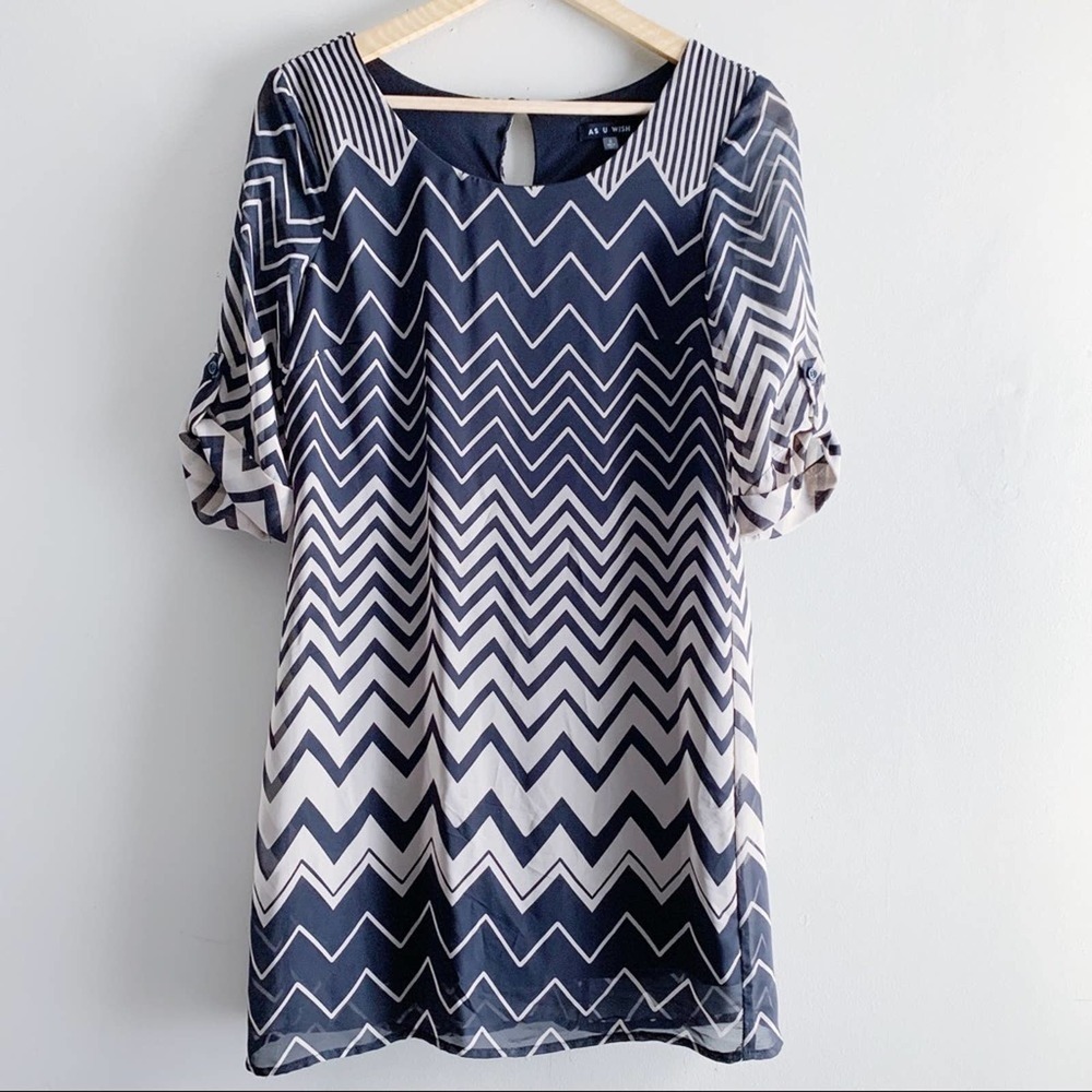 As U Wish • Short Sleeve Chevron Print Shift Dress, Black/Beige, Size‎ Small